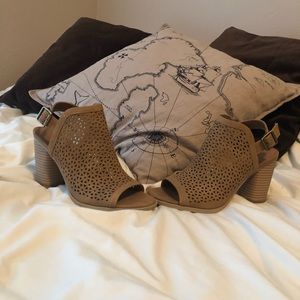 Tan Toeless Summer Sandal with 3” Heel